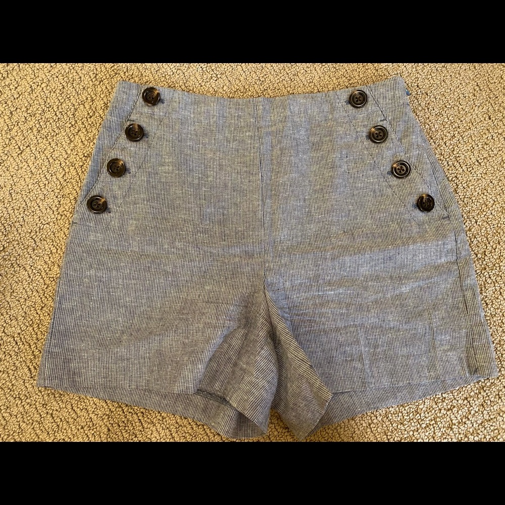 High-waisted Nautical shorts.